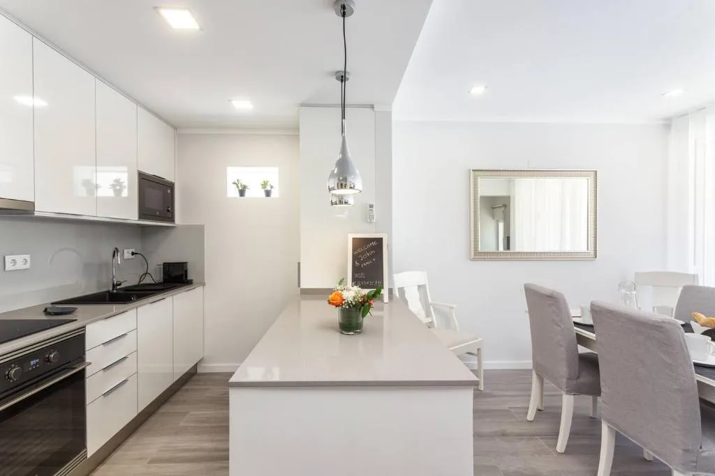 Luxury Beach Apartment — interior 15